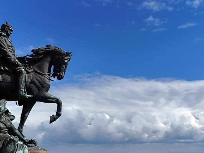 Das Reiterstandbild Kaiser Wilhelm I. des Bildhauers Emil Hundrieser am Kyffhäuser-Denkmal. / Foto: Martin Schutt/dpa