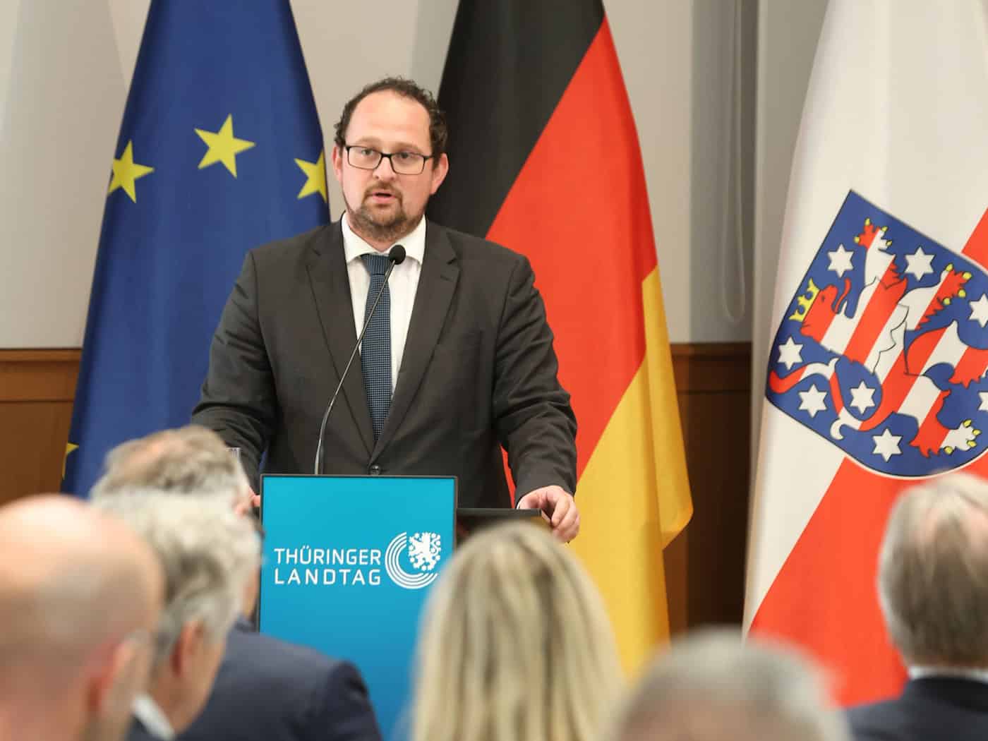 Thüringens Landtagspräsident Thadäus König sieht eine Mehrbelastung der Verwaltungen durch den zunehmenden Einsatz von Künstlicher Intelligenz. (Archivbild) / Foto: Matthias Bein/dpa
