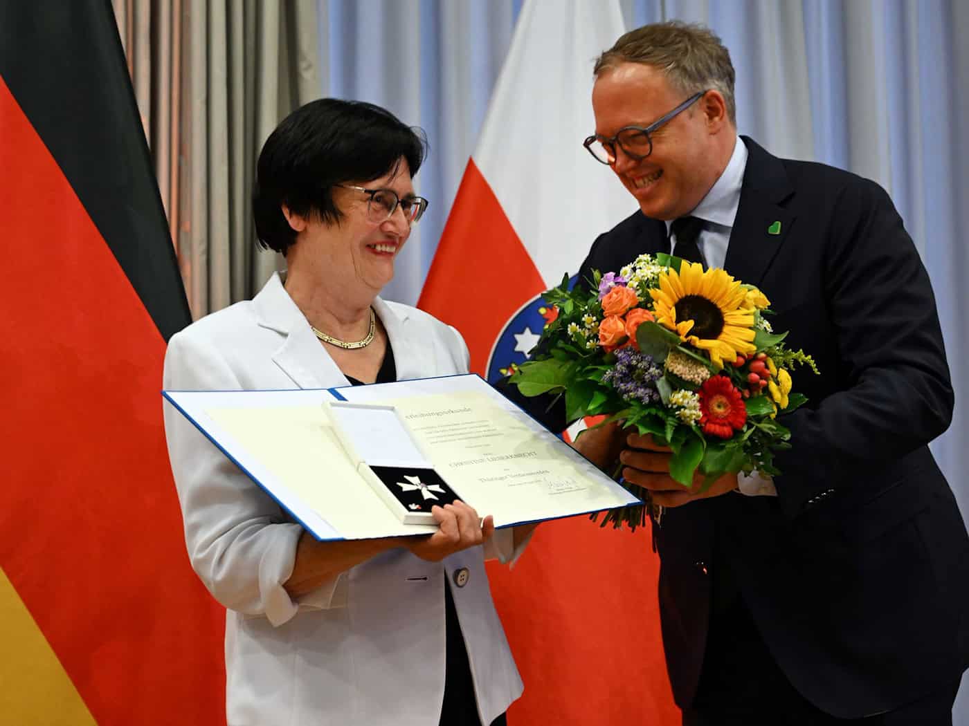 Thüringens Ex-Ministerpräsidentin Christine Lieberknecht bekam den Thüringer Verdienstorden von Regierungschef Mario Voigt (beide CDU) überreicht.  / Foto: Martin Schutt/dpa
