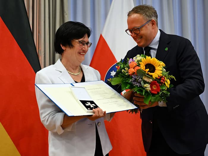 Thüringens Ex-Ministerpräsidentin Christine Lieberknecht bekam den Thüringer Verdienstorden von Regierungschef Mario Voigt (beide CDU) überreicht.  / Foto: Martin Schutt/dpa