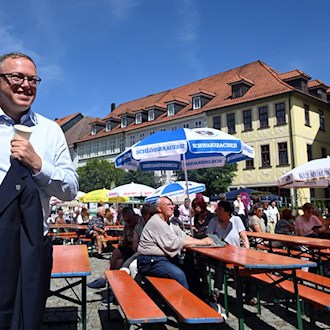 Thüringens Ministerpräsident Mario Voigt (CDU) denkt über stärkere Qualitätskontrollen für den Umgang mit Künstlicher Intelligenz (KI) nach. (Archivbild) / Foto: Martin Schutt/dpa