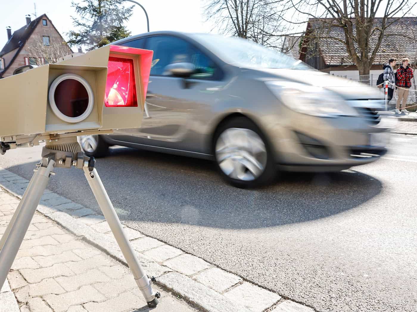 Ein Autofahrer wird in Erfurt mit 115 km/h in einer 50er-Zone geblitzt. (Symbolbild) / Foto: Daniel Löb/dpa