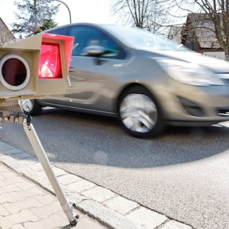 Ein Autofahrer wird in Erfurt mit 115 km/h in einer 50er-Zone geblitzt. (Symbolbild) / Foto: Daniel Löb/dpa