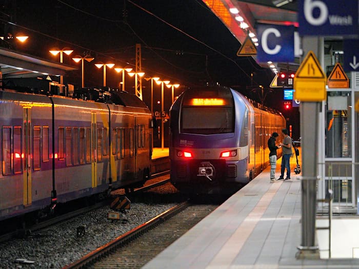 Leere Züge am Bahnhof Rosenheim in Bayern. / Foto: Uwe Lein/dpa