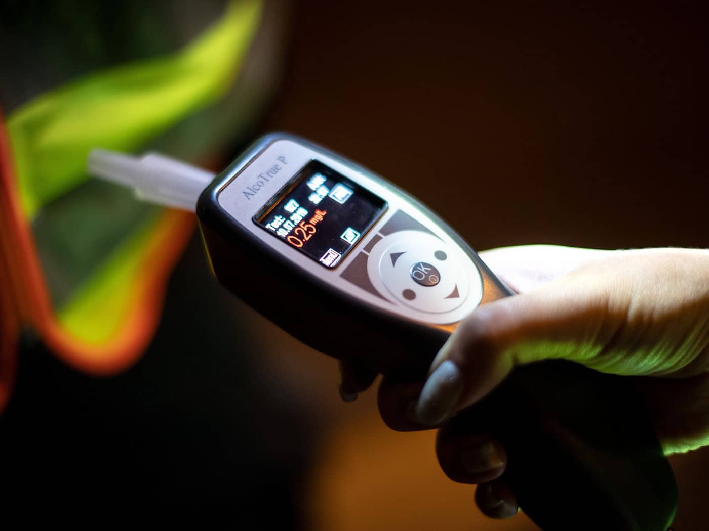 Wer unter dem Einfluss von Alkohol oder Drogen fährt, gefährdet nicht nur sich selbst, sondern auch andere. (Symbolbild) / Foto: Sina Schuldt/dpa