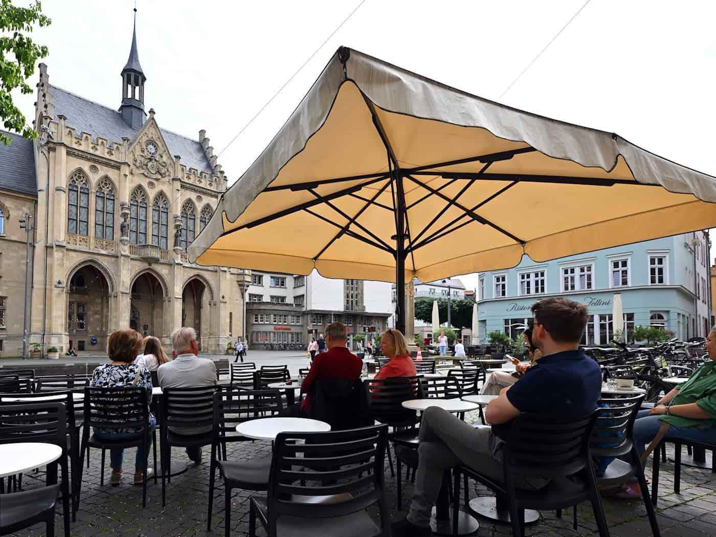 Die Gastronomie in Thüringen läuft vor allem in den Städten (Archivbild)   / Foto: Martin Schutt/dpa
