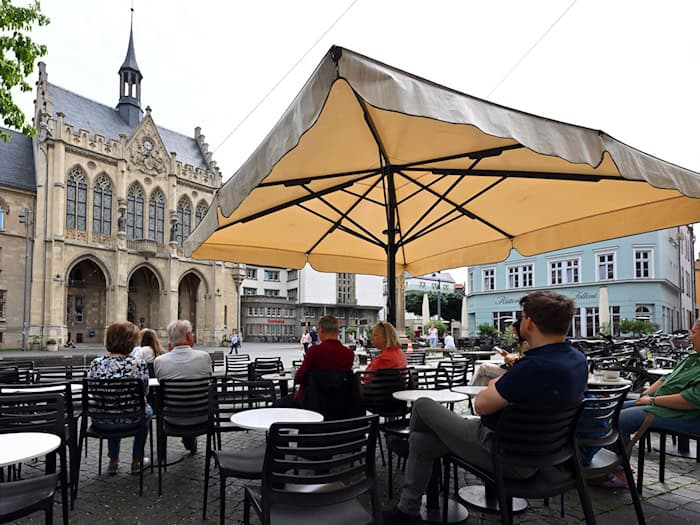 Die Gastronomie in Thüringen läuft vor allem in den Städten (Archivbild)   / Foto: Martin Schutt/dpa