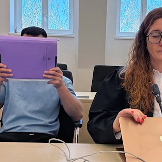 Ursprünglich hatte die Staatsanwaltschaft den 33-Jährigen nach Messerstichen auf dessen Ex-Freundin wegen versuchten Mordes angeklagt. (Archivbild) / Foto: Marie Frech/dpa
