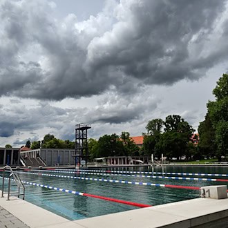 Kein Wetter für Badespaß: Auch am Wochenende wird es vor allem grau und regnerisch. (Symbolbild) / Foto: Martin Schutt/dpa