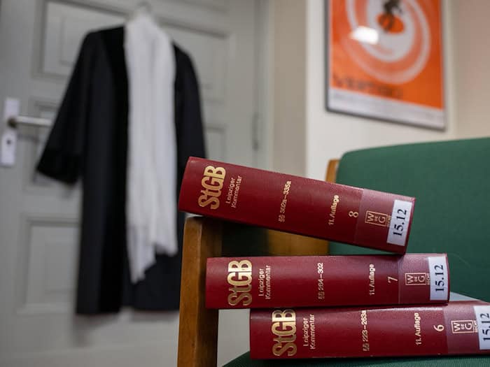 In Thüringen gehen in den nächsten zehn Jahren 369 Richter und Staatsanwälte regulär in den Ruhestand. (Symbolbild) / Foto: Monika Skolimowska/dpa