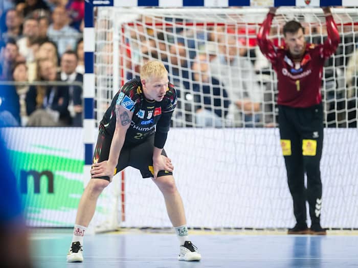 Magdeburgs Kreisläufer Magnus Saugstrup ist voller Enttäuschung nach dem verpassten Final-Einzug in der Champions League.  / Foto: Marius Becker/dpa