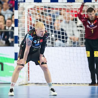 Magdeburgs Kreisläufer Magnus Saugstrup ist voller Enttäuschung nach dem verpassten Final-Einzug in der Champions League.  / Foto: Marius Becker/dpa