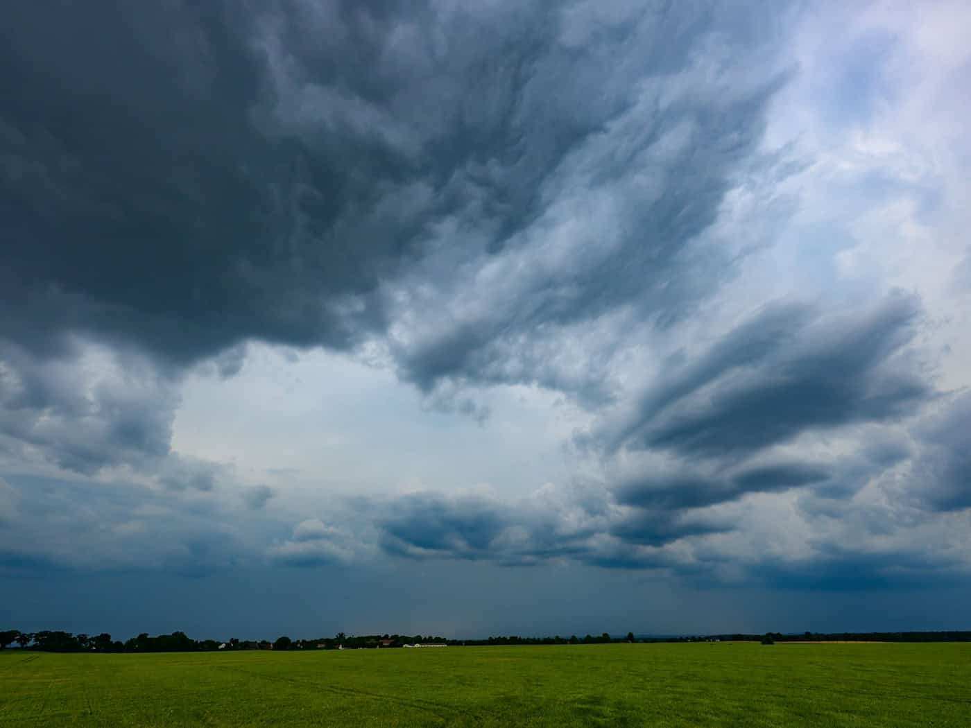 Am Sonntag kann es laut DWD im Osten Deutschlands zu heftigen Unwettern kommen. (Archivbild) / Foto: Patrick Pleul/dpa