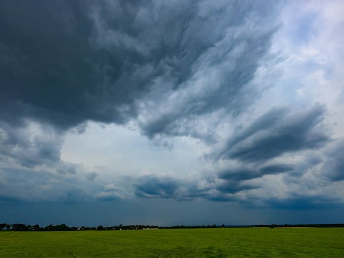 Am Sonntag kann es laut DWD im Osten Deutschlands zu heftigen Unwettern kommen. (Archivbild) / Foto: Patrick Pleul/dpa