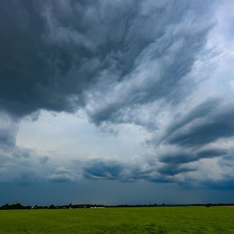 Am Sonntag kann es laut DWD im Osten Deutschlands zu heftigen Unwettern kommen. (Archivbild) / Foto: Patrick Pleul/dpa