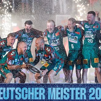 Erst streckt Christian O'Sullivan (Mitte, l, SC Magdeburg) mit Tim Hornke (Mitte, r, SC Magdeburg) die Meisterschaftsschale hoch. Dann wird der Kapitän in die «Hall of Fame» berufen.  / Foto: Andreas Gora/dpa