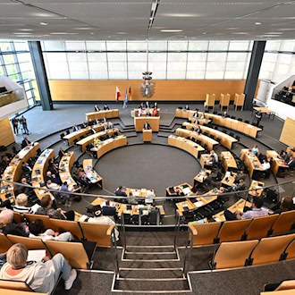 Im Thüringer Landtag geht es manchmal rau zu. Eine finanzielle Sanktionierung von Ordnungsrufen gibt es aber bisher nicht. (Archivbild) / Foto: Martin Schutt/dpa