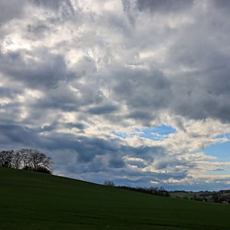 In den kommenden Tagen verdrängen Wolken die Sonne in Sachsen, Sachsen-Anhalt und Thüringen zunehmend. (Symbolbild) / Foto: Jan Woitas/dpa