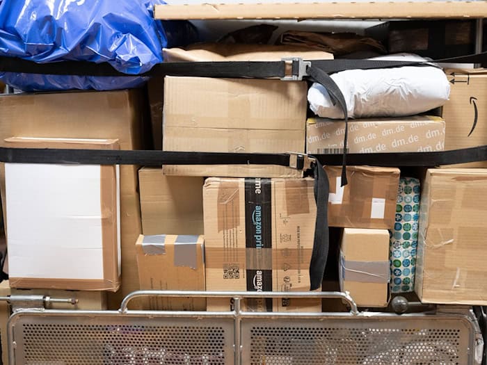 Die SPD-Fraktion im Thüringer Landtag fordert eine verbindliche Gewichtsgrenze von 20 Kilogramm pro Paket - und zwar ohne Ausnahmen. (Symbolbild) / Foto: Sebastian Kahnert/dpa