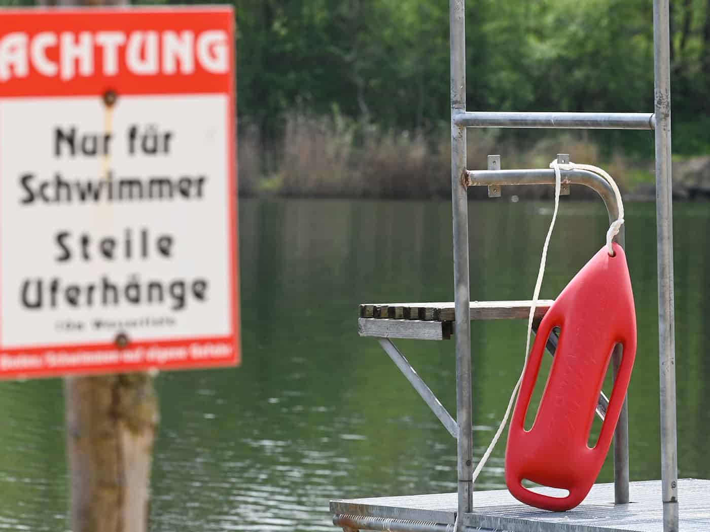 Am Wochenende musste im Heidebad ein Kleinkind gerettet werden. Daraufhin wurden die Einlassregeln geändert. Die Stadtwerke Jena halten solche Regelungen nicht für nötig. (Archivbild) / Foto: Heiko Rebsch/dpa