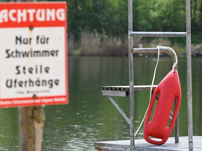 Am Wochenende musste im Heidebad ein Kleinkind gerettet werden. Daraufhin wurden die Einlassregeln geändert. Die Stadtwerke Jena halten solche Regelungen nicht für nötig. (Archivbild) / Foto: Heiko Rebsch/dpa