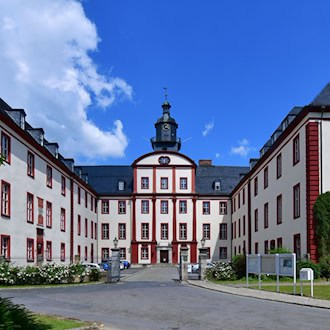 Wer in das Landratsamt in Saalfeld einzieht, wird bei einer Stichwahl entschieden (Illustration).  / Foto: Martin Schutt/dpa-Zentralbild/dpa
