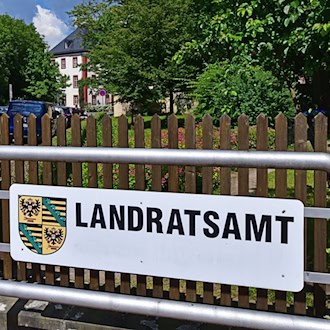 Wer in das Landratsamt in Saalfeld einzieht, wird bei einer Stichwahl entschieden (Illustration).  / Foto: Martin Schutt/dpa-Zentralbild/dpa