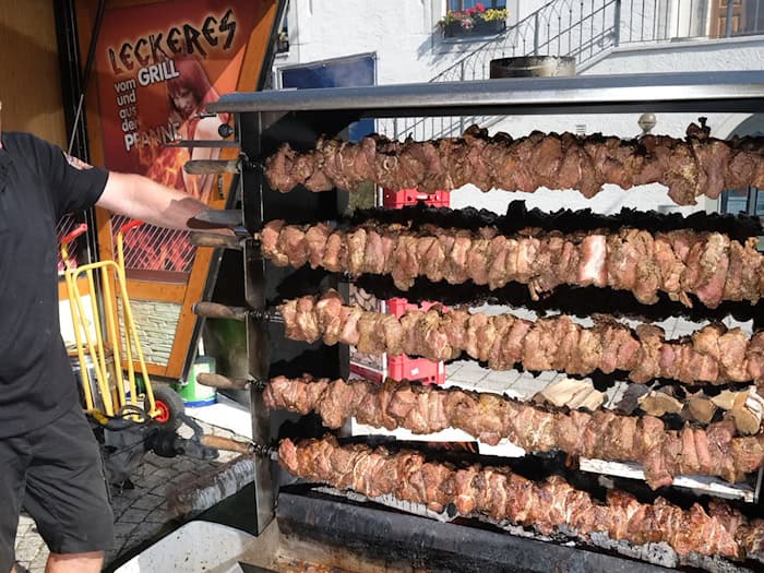 Tausende feiern Musik und Mutzbraten bei Sommerhitze