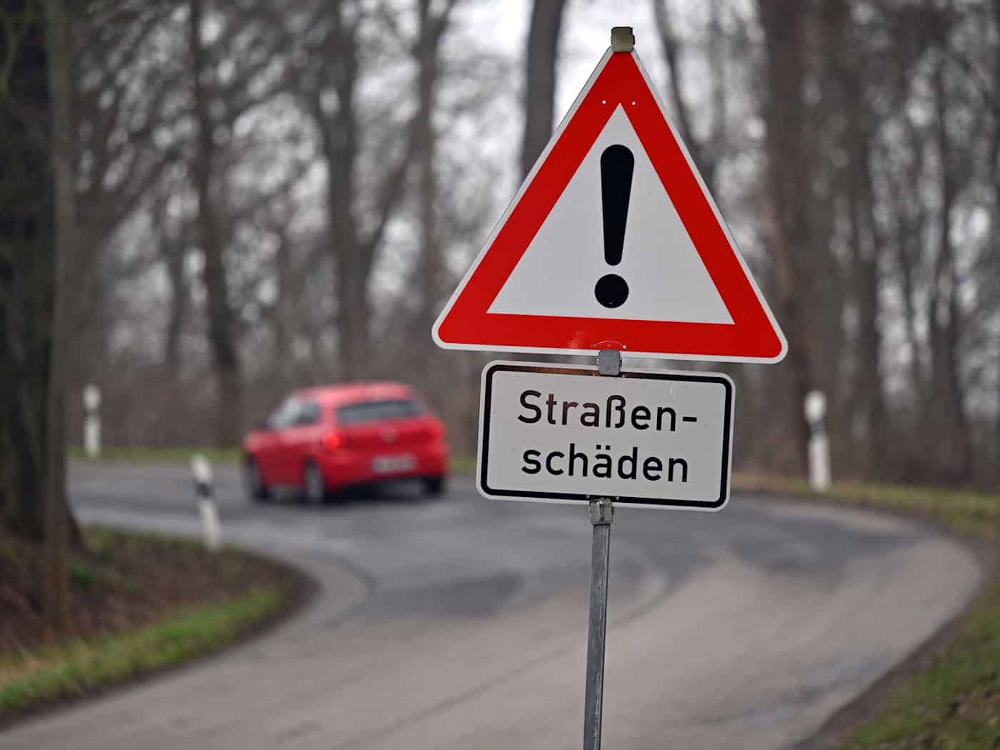 Kommunen in Thüringen haben ihre Ausgaben für Straßen, Schulen und andere Baumaßnahmen im vergangenen Jahr reduziert. (Symbolbild) / Foto: Martin Schutt/dpa