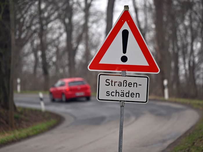 Kommunen in Thüringen haben ihre Ausgaben für Straßen, Schulen und andere Baumaßnahmen im vergangenen Jahr reduziert. (Symbolbild) / Foto: Martin Schutt/dpa