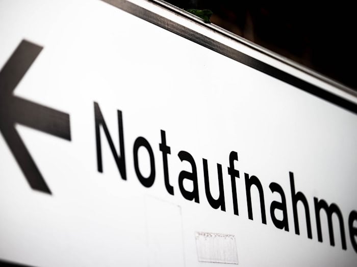 Zahlreiche Menschen in Thüringen gingen laut einer Befragung bei plötzlichen Gesundheitsbeschwerden außerhalb der Praxisöffnungszeiten in die Notaufnahme. (Symbolbild) / Foto: Sina Schuldt/dpa