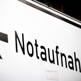 Zahlreiche Menschen in Thüringen gingen laut einer Befragung bei plötzlichen Gesundheitsbeschwerden außerhalb der Praxisöffnungszeiten in die Notaufnahme. (Symbolbild) / Foto: Sina Schuldt/dpa