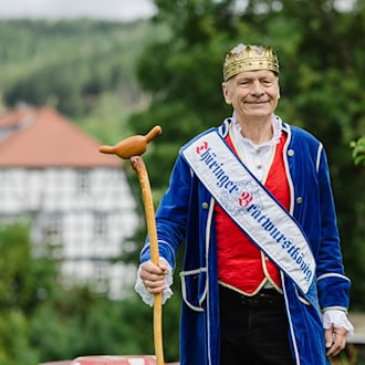 Norbert Abt ist seit acht Jahren Bratwurstkönig in Thüringen. / Foto: Michael Reichel/dpa