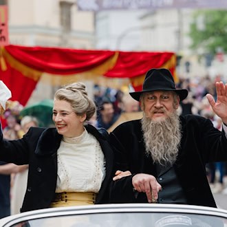 1.000 Aktive in 35 Bildern beim Festumzug für den Meininger «Theaterherzog. / Foto: Michael Reichel/dpa