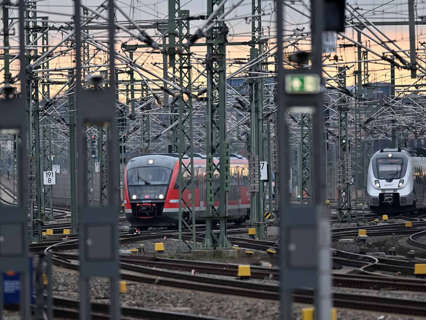 Der Stopp am Bahnhof Erfurt sorgt bei einer 29-Jährigen für unangenehme Folgen. (Symbolbild) / Foto: Martin Schutt/dpa