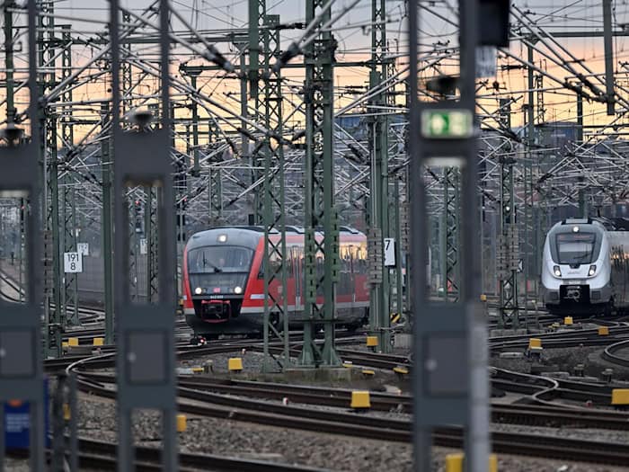 Der Stopp am Bahnhof Erfurt sorgt bei einer 29-Jährigen für unangenehme Folgen. (Symbolbild) / Foto: Martin Schutt/dpa