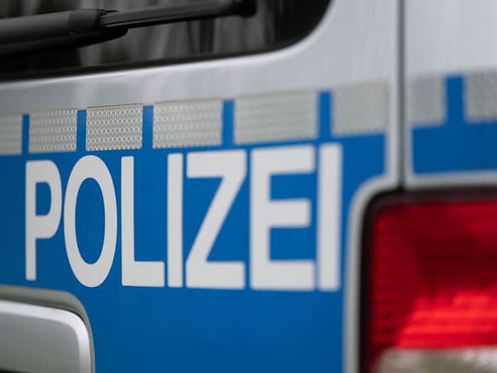 Die Polizei ermittelt zu den vermummten Angreifern. (Symbolbild) / Foto: Marijan Murat/dpa