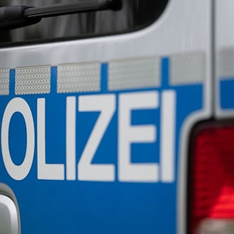 Die Polizei ermittelt zu den vermummten Angreifern. (Symbolbild) / Foto: Marijan Murat/dpa