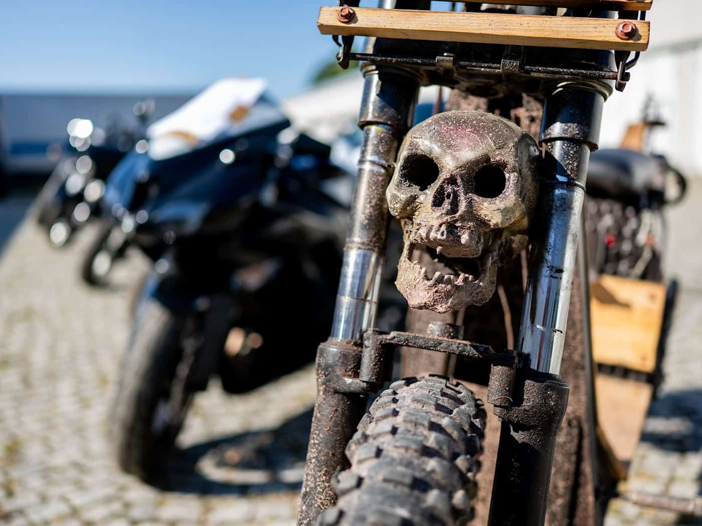 Auch Motorräder waren bei den Ermittlungen im vergangenen Jahr beschlagnahmt worden. (Archivbild) / Foto: Jacob Schröter/dpa