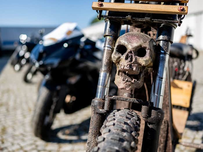 Auch Motorräder waren bei den Ermittlungen im vergangenen Jahr beschlagnahmt worden. (Archivbild) / Foto: Jacob Schröter/dpa