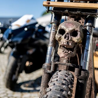 Auch Motorräder waren bei den Ermittlungen im vergangenen Jahr beschlagnahmt worden. (Archivbild) / Foto: Jacob Schröter/dpa