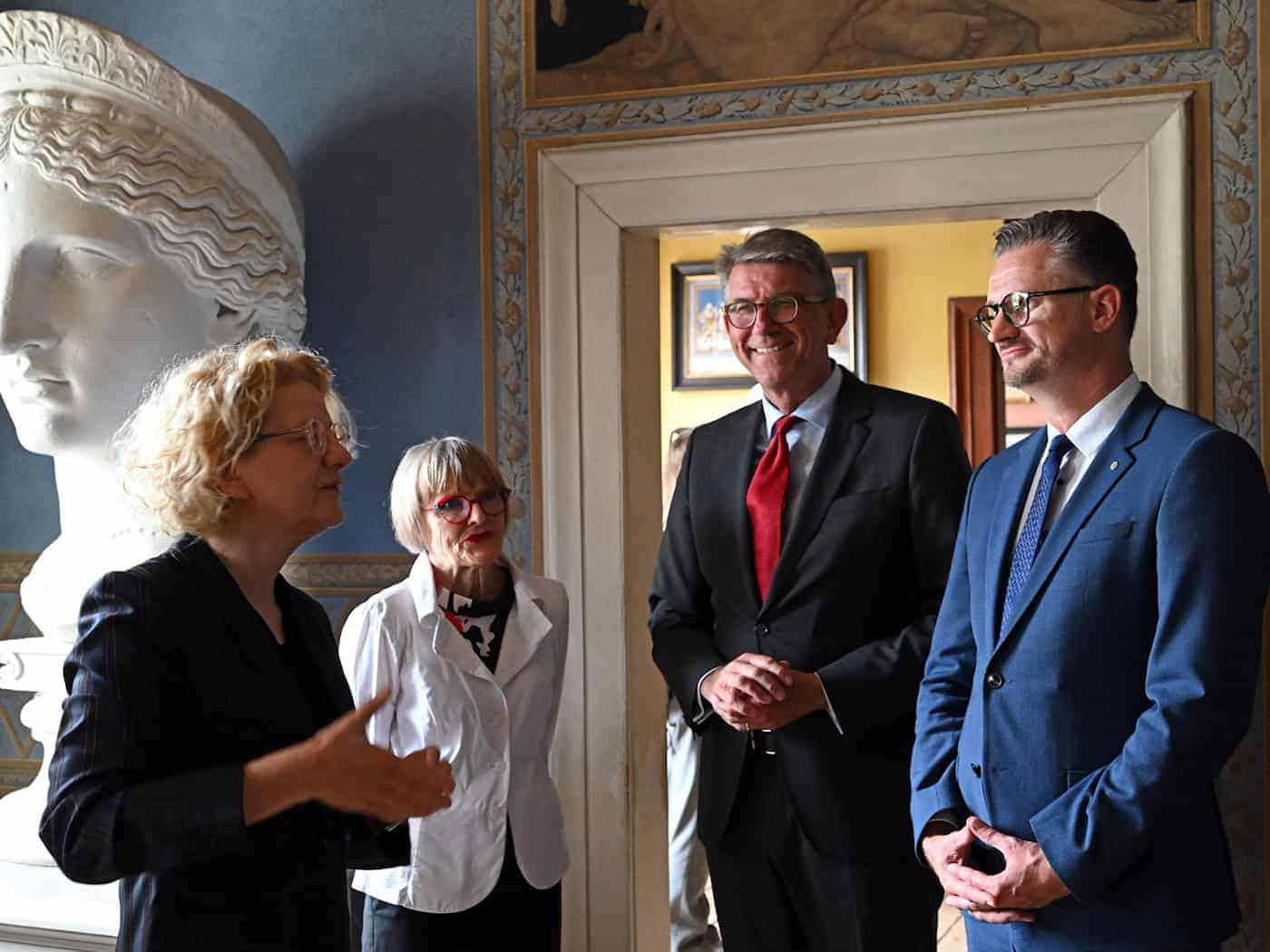 Gemeinsam mit Thüringens Kulturminister Christian Tischner (r, CD) informierte sich Kulturstaatsminister Wolfram Weimer über die geplante Sanierung im ehemaligen Wohnhaus von Dichter Wolfgang Johann von Goethe. / Foto: Martin Schutt/dpa