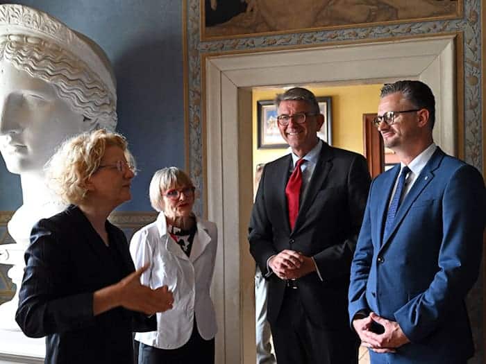 Gemeinsam mit Thüringens Kulturminister Christian Tischner (r, CD) informierte sich Kulturstaatsminister Wolfram Weimer über die geplante Sanierung im ehemaligen Wohnhaus von Dichter Wolfgang Johann von Goethe. / Foto: Martin Schutt/dpa