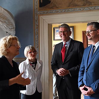 Gemeinsam mit Thüringens Kulturminister Christian Tischner (r, CD) informierte sich Kulturstaatsminister Wolfram Weimer über die geplante Sanierung im ehemaligen Wohnhaus von Dichter Wolfgang Johann von Goethe. / Foto: Martin Schutt/dpa
