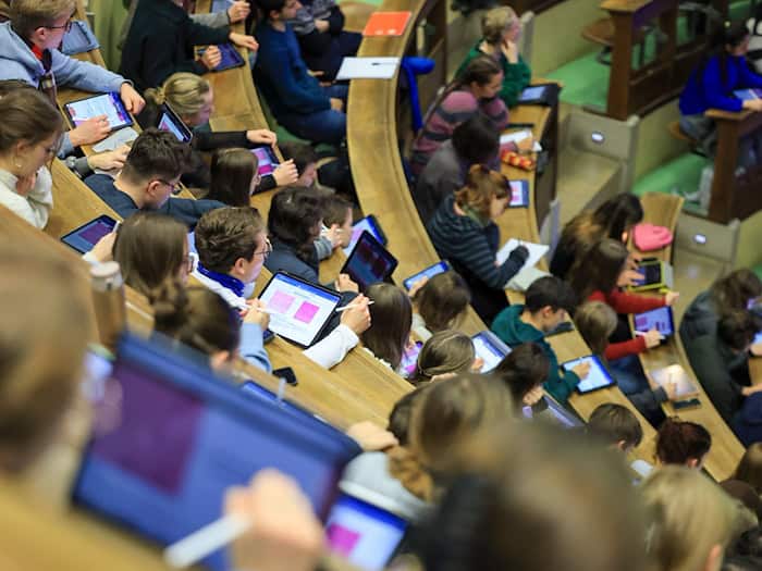 Die Forschungseinrichtung KomRex der Uni Jena hat Studierende aus dem Ausland zu ihren Rassismuserfahrungen in Thüringen befragt. (Illustration) / Foto: Jan Woitas/dpa