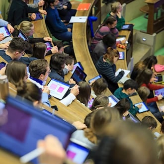 Die Forschungseinrichtung KomRex der Uni Jena hat Studierende aus dem Ausland zu ihren Rassismuserfahrungen in Thüringen befragt. (Illustration) / Foto: Jan Woitas/dpa