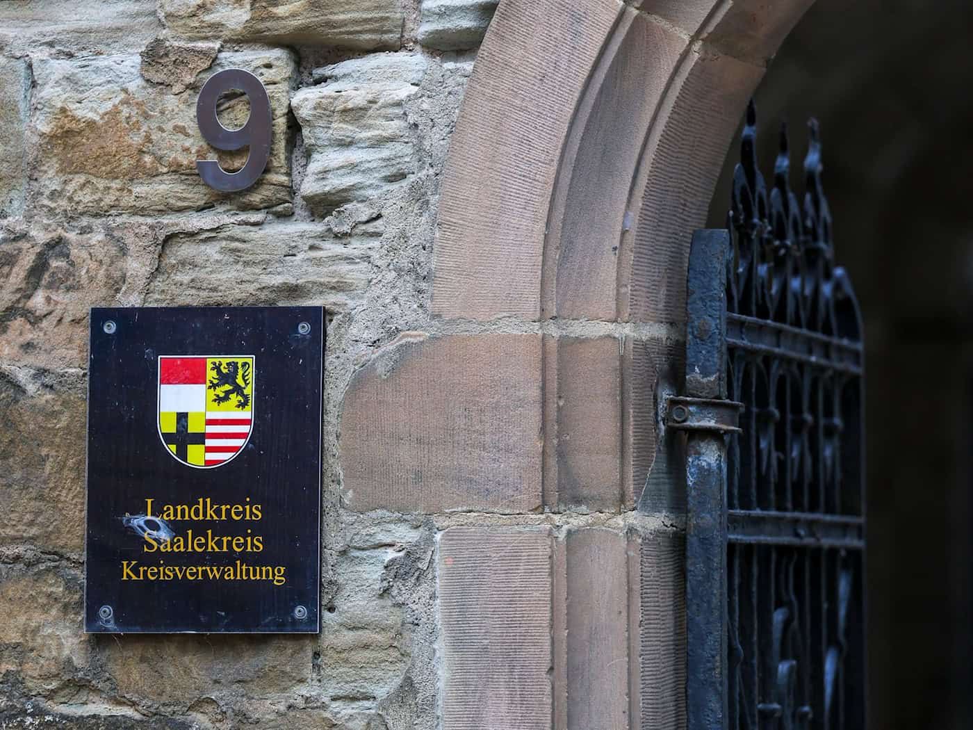 Im Landratsamt im Saalekreis gibt es bald einen neuen Chef.  / Foto: Jan Woitas/dpa