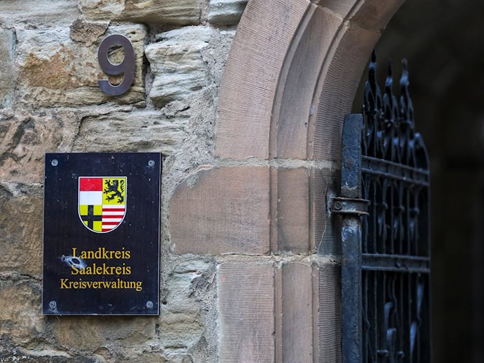 Im Landratsamt im Saalekreis gibt es bald einen neuen Chef.  / Foto: Jan Woitas/dpa
