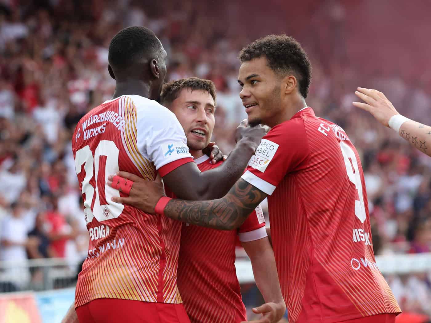 Würzburg feiert die Rückkehr in die dritte Liga. / Foto: Karl-Josef Hildenbrand/dpa