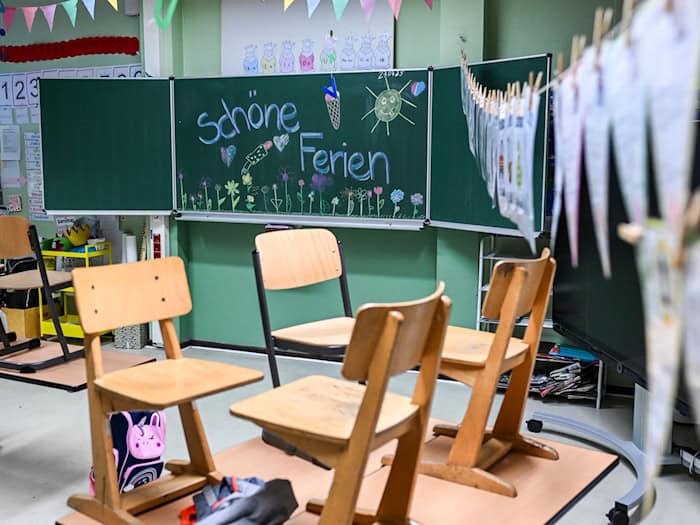 Am ersten Juli-Wochenende hält die AfD ihren Bundesparteitag in Erfurt ab. Für die Thüringer Landeshauptstadt bedeutet das einen Ausnahmezustand - mit Auswirkungen auf die Zeugnisausgabe am letzten Schultag. (Symbolbild) / Foto: Jens Kalaene/dpa
